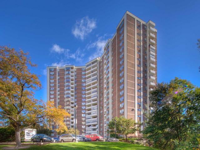 60 Pavane Linkway Condos