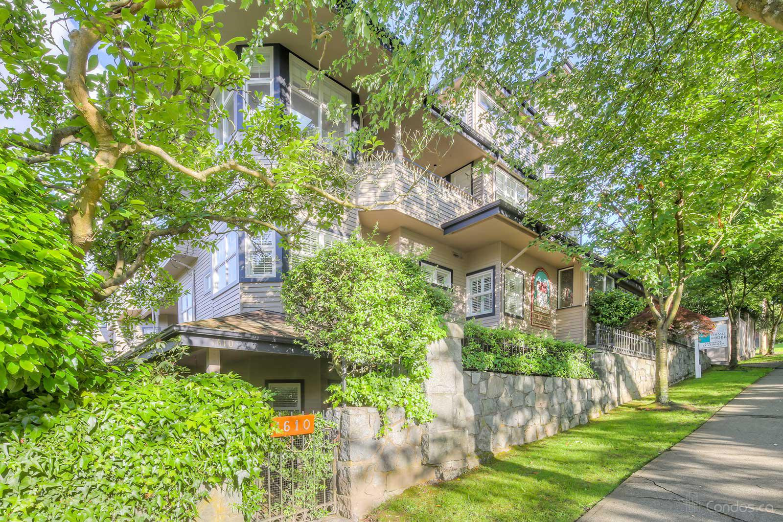 Old Kits Townhomes at 1620 Balsam St, Vancouver 1