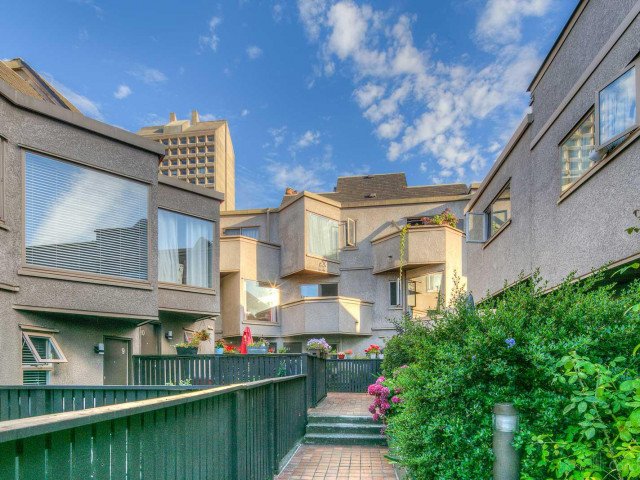 Laurel Court photo