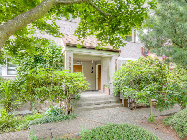 2535 York photo