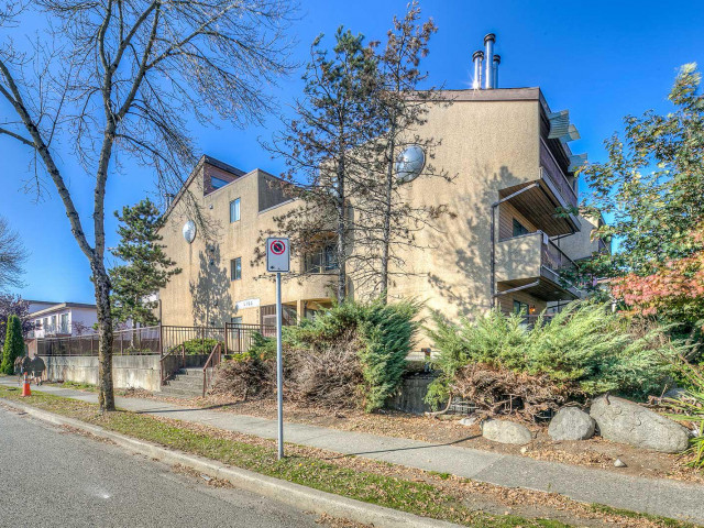 Royal Oak Apartments photo