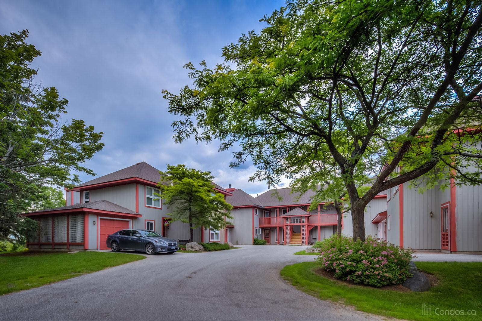 Suncrest Circle Condos at 820 Suncrest Cir, Collingwood 0