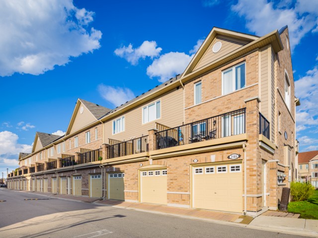 3185 Boxford Cres Townhouses