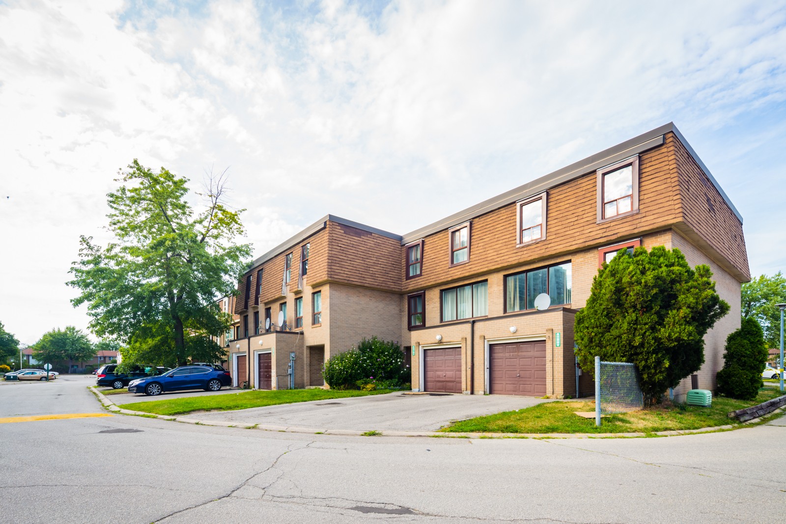 Fleetwood Crescent Townhouses at 348 Fleetwood Crescent, Brampton 1