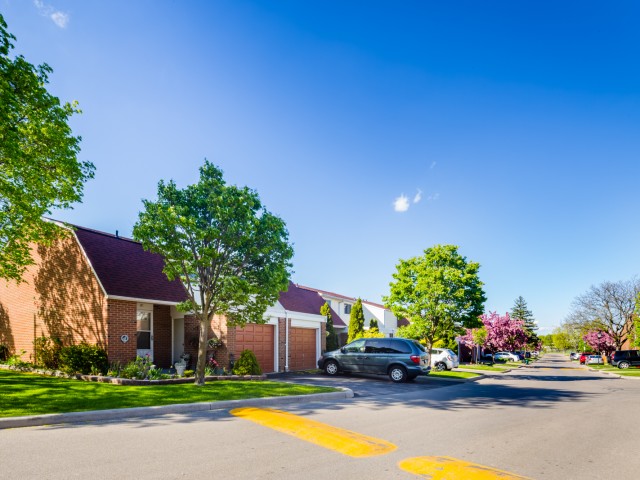 215 Mississauga Valley Townhouses photo