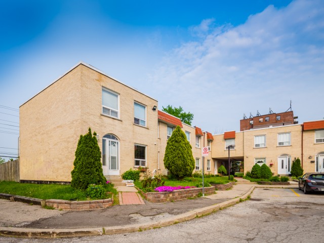 7440 Goreway Drive Townhouses