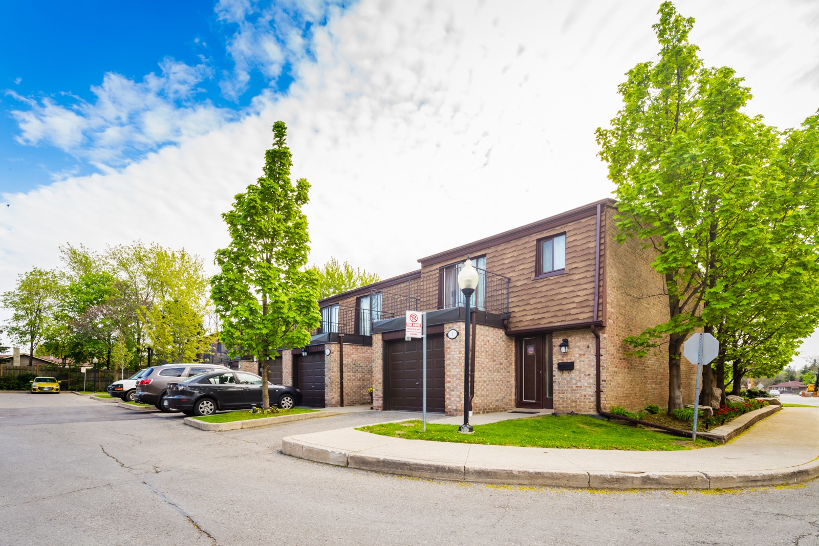 3395 Cliff Road Townhouses at 3395 Cliff Rd N, Mississauga 1