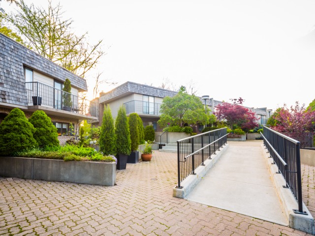 1330 Mississauga Valley Townhouses photo