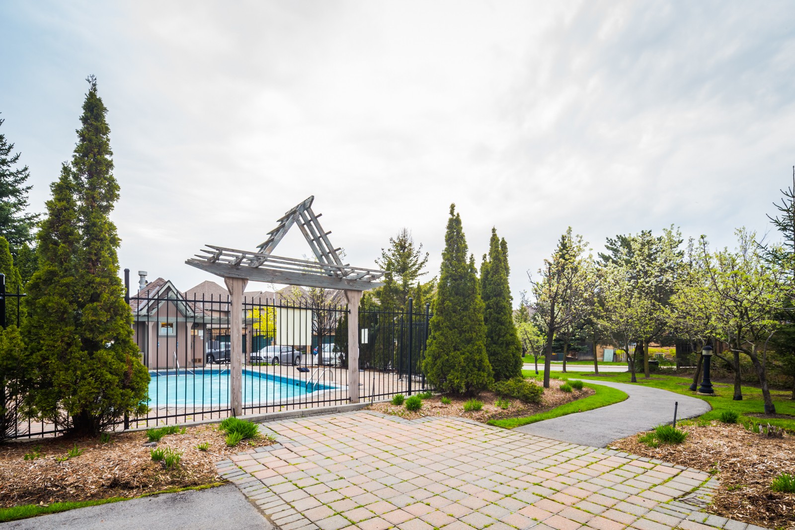 Danielsgrove at 5662 Glen Erin Dr, Mississauga 1