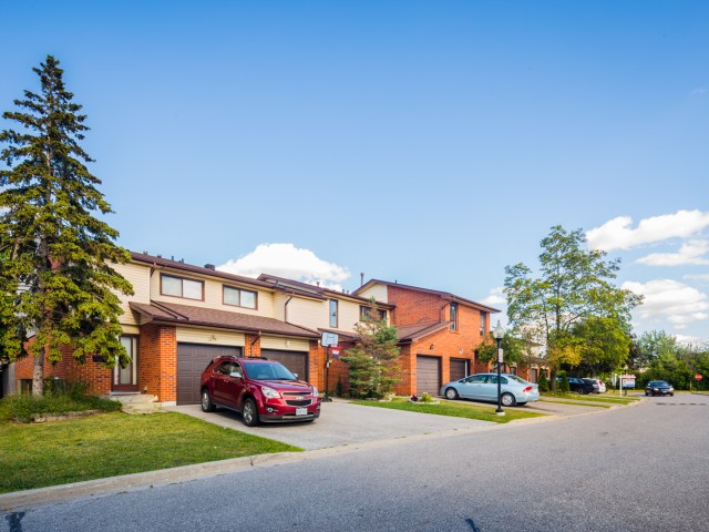 Collins Crescent Townhouses