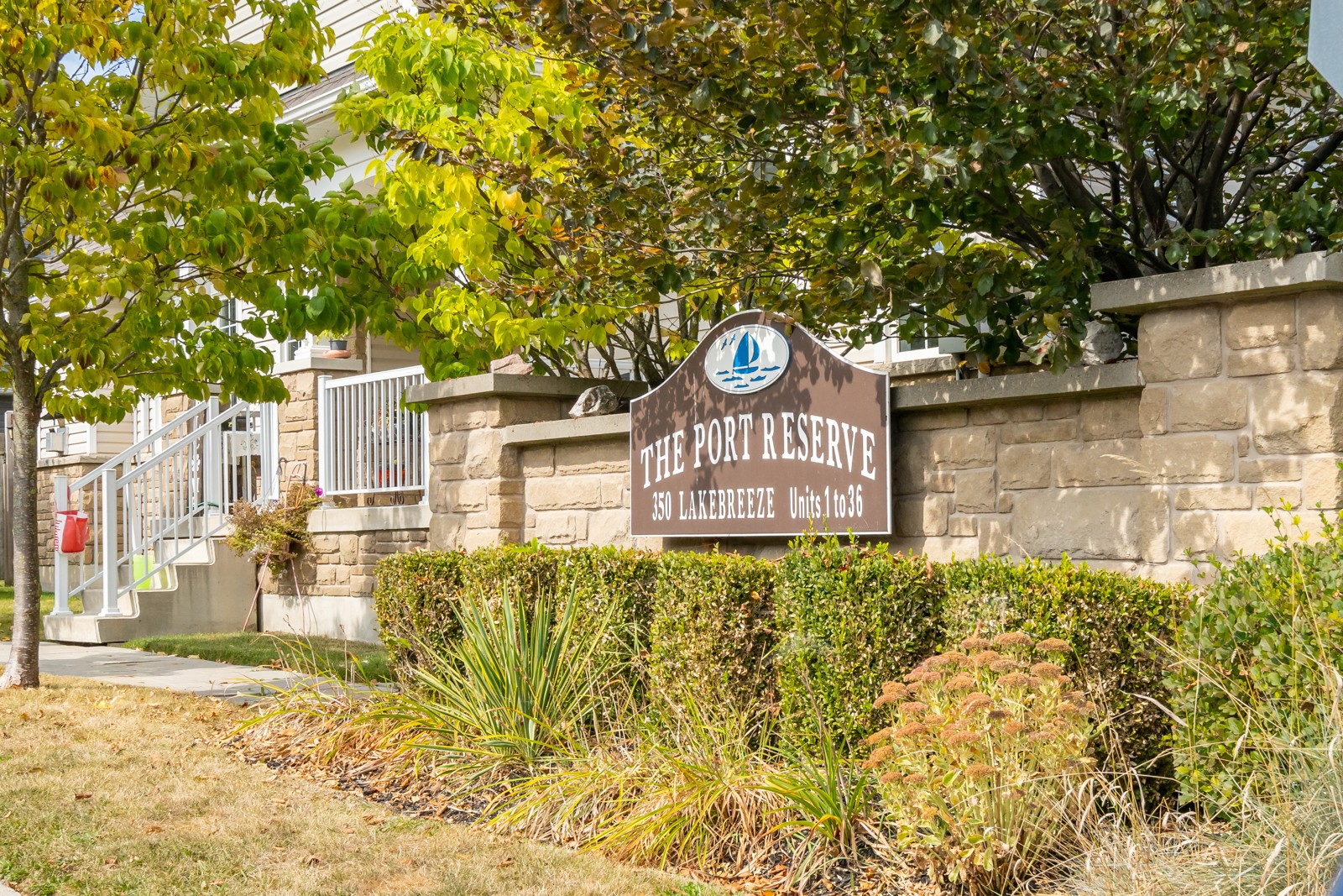 350 Lakebreeze Dr Townhouses 1 Townhouse for Sale Condos.ca