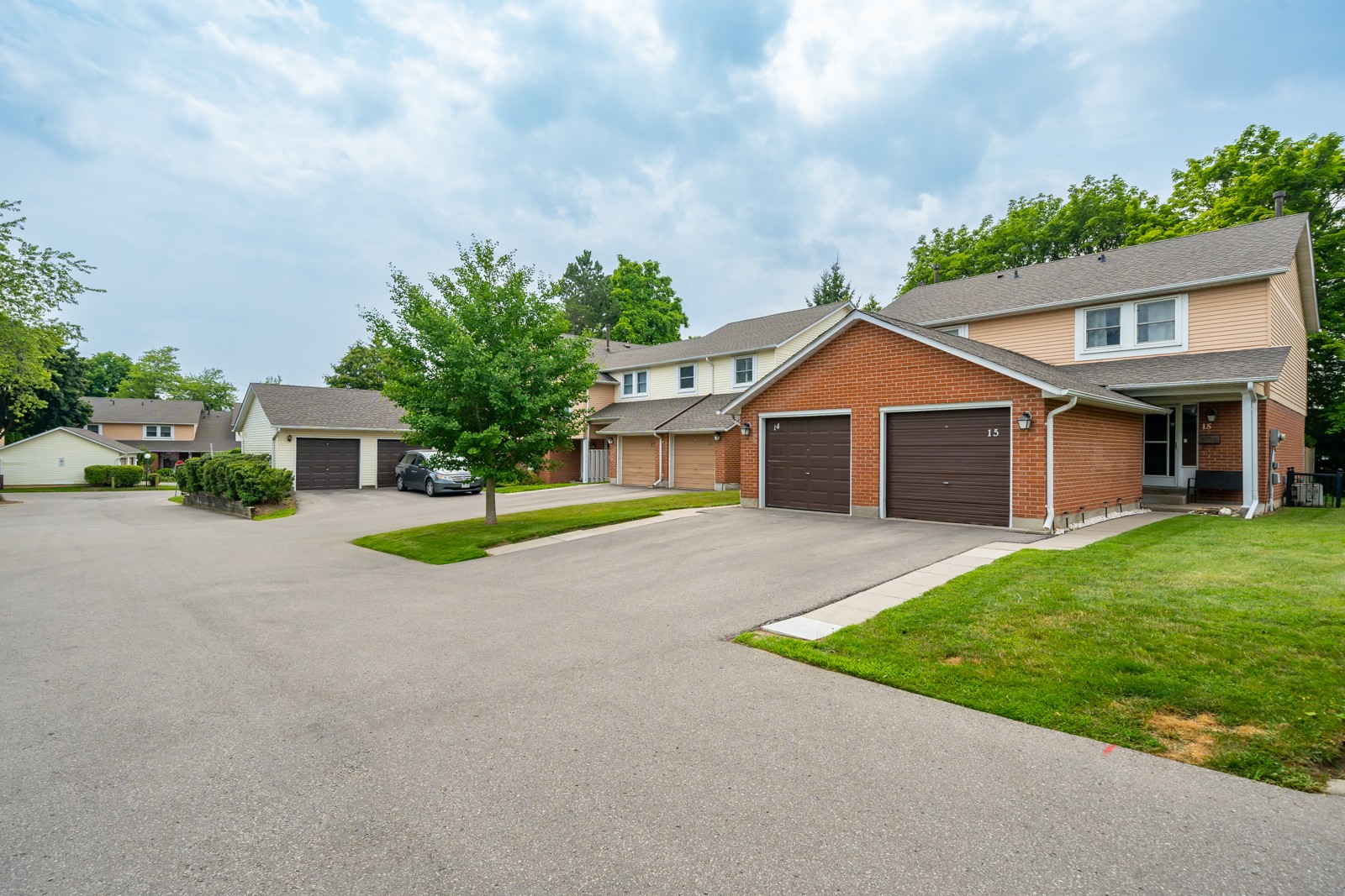 1055 Central Park Blvd N Townhouses Condos.ca