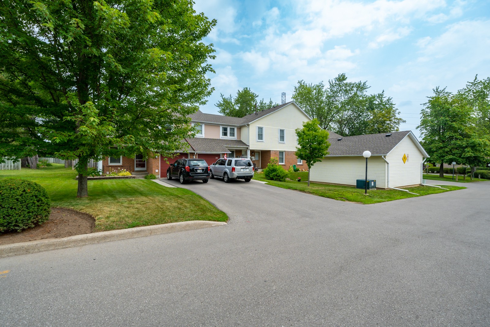 1055 Central Park Blvd N Townhouses Condos.ca