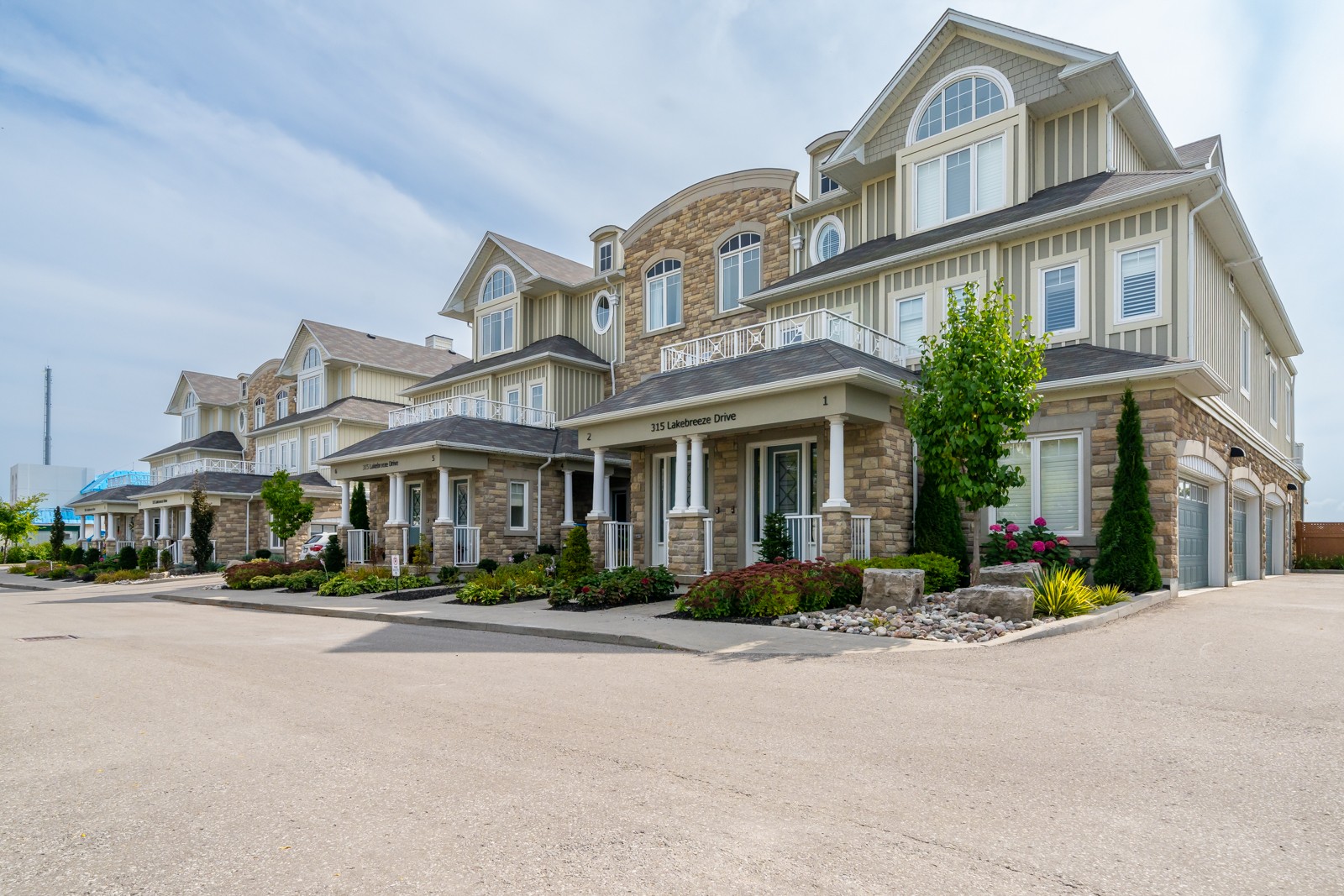 365 Lakebreeze Dr Townhouses 1 Townhouse for Sale Condos.ca