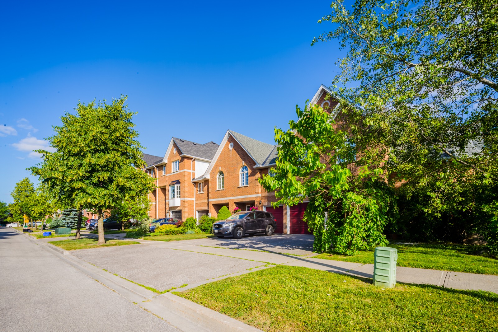 Royal Chapin Crescent Townhouses hero image