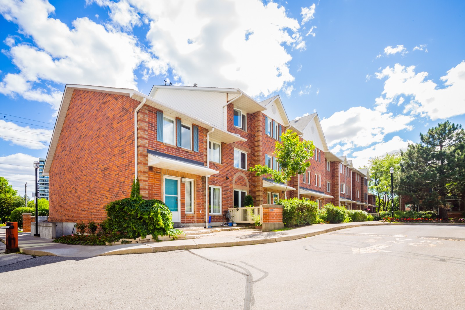 900 Steeles Ave Townhouses at 900 Steeles Ave W, Vaughan 1