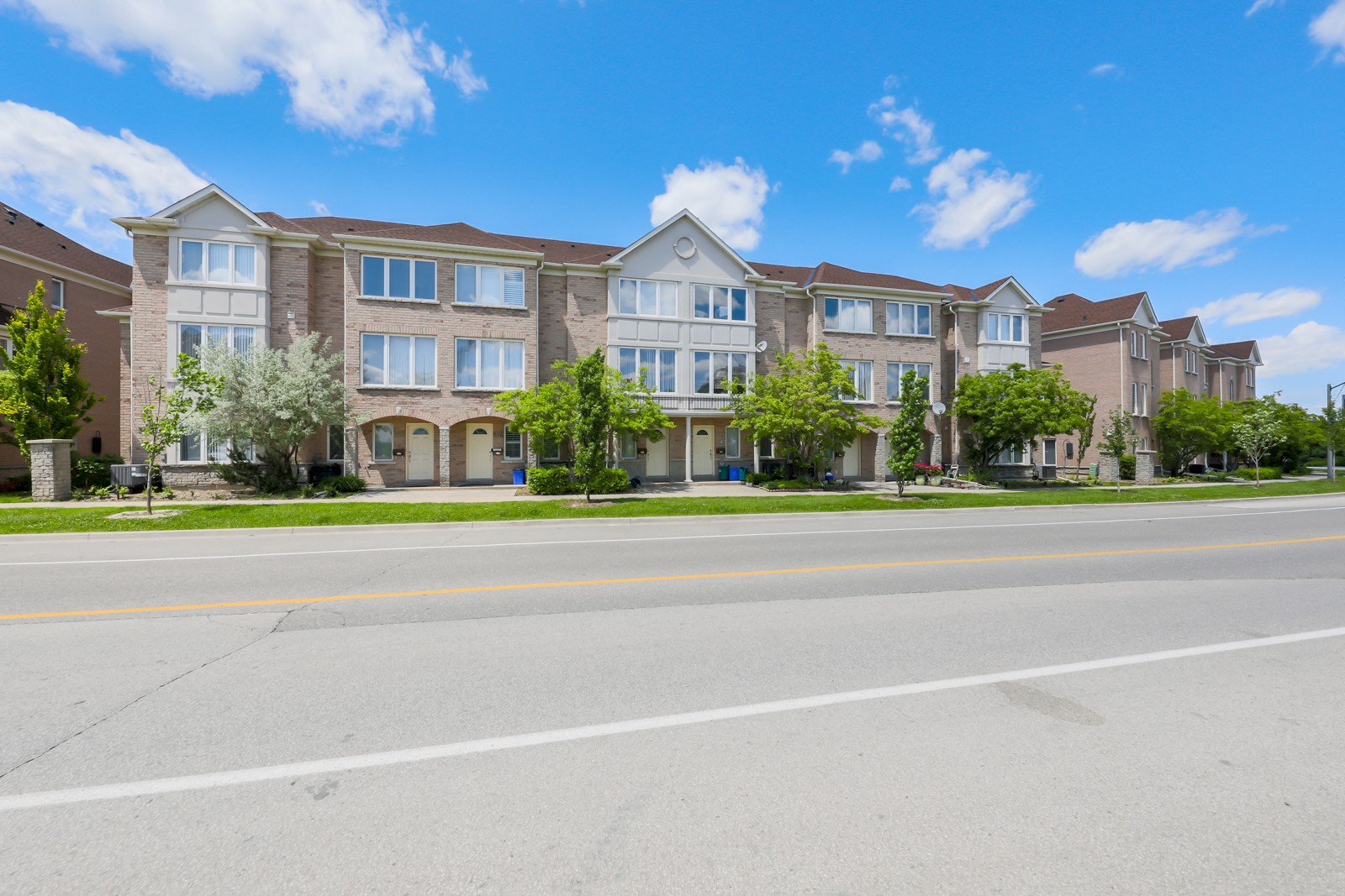 368 South Park Rd Townhouses at 30 Leitchcroft Crescent, Markham 1