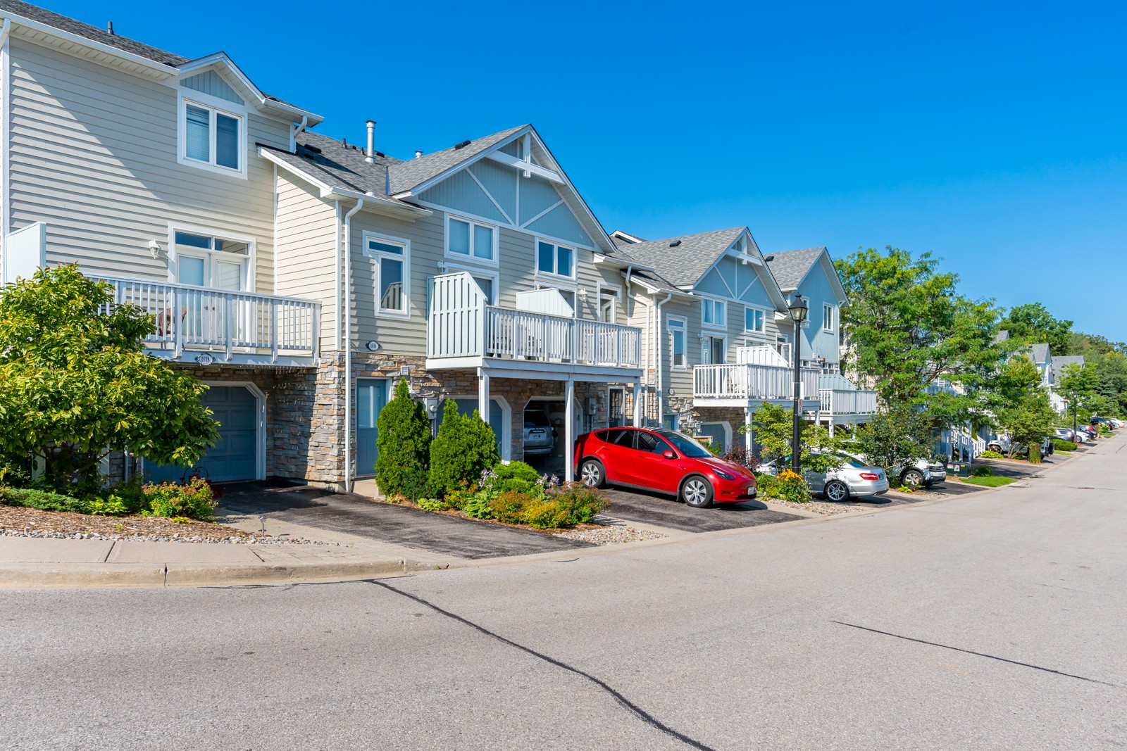 951 Creekfront Way Townhouses Condos.ca