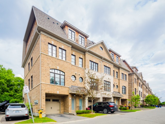 32 Powseland Cres Townhouses