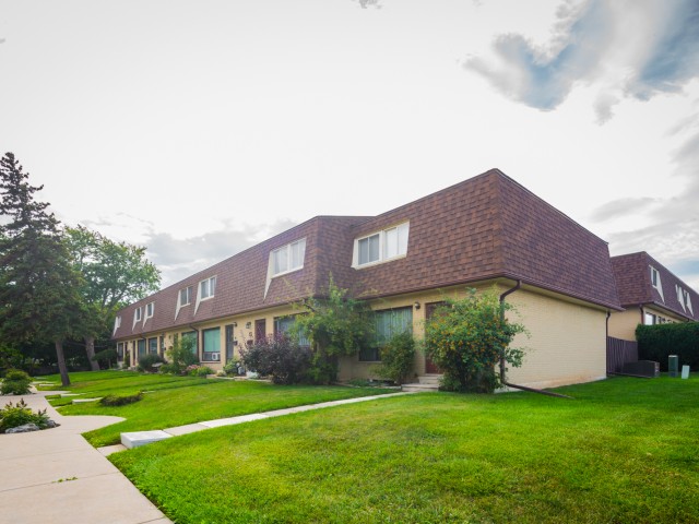 20 Mountainview Rd S Townhouses photo