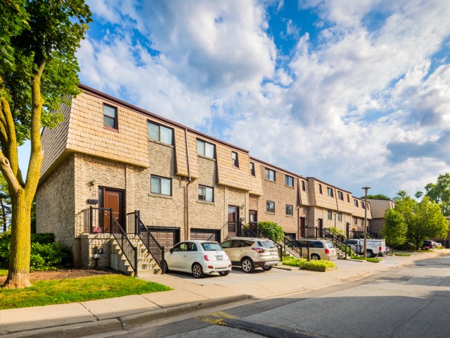 1512 Sixth Line Townhouses