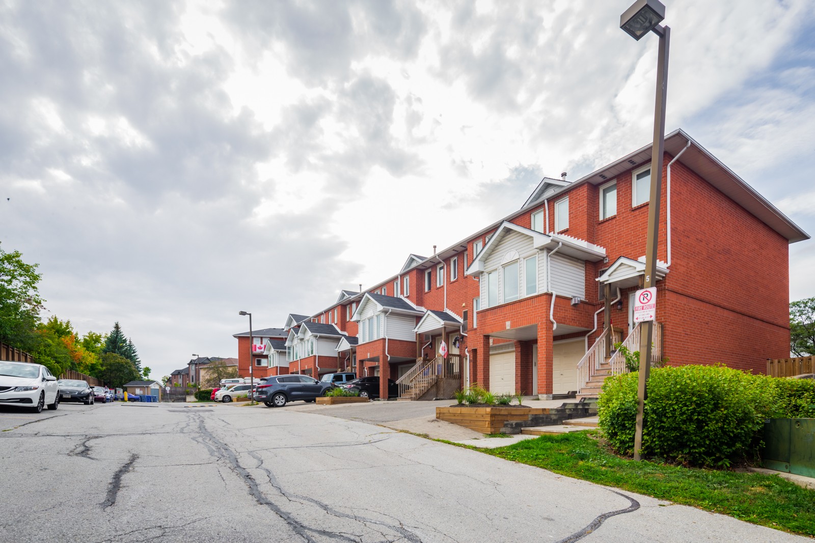 15 Beverly Ln Kingsmill on the Credit Townhouses 7 Townhouses for