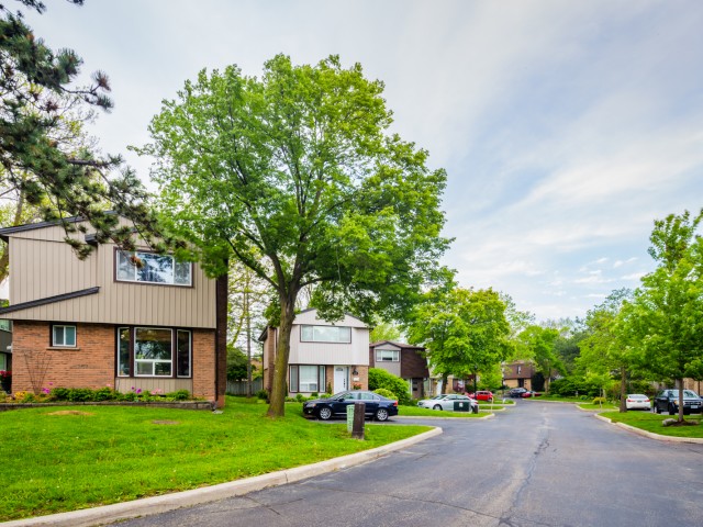 1761-1875 Hyde Mill Cres Townhouses