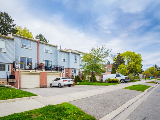 1055 Shawnmarr Road Townhouses