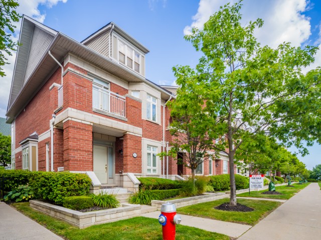 8-76 Lawrence Drive Townhomes photo