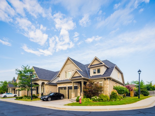 2460 Glengarry Road Townhouses photo