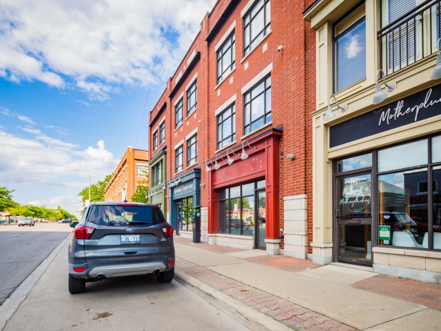 143-179 Lakeshore Road East Townhouses photo