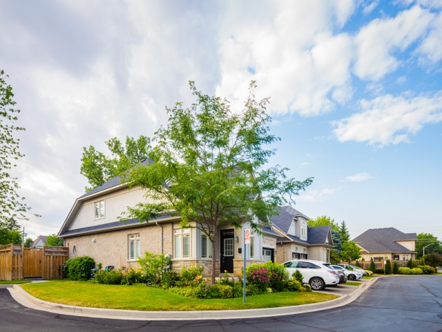 2592-2600 Glengarry Road Townhouses photo