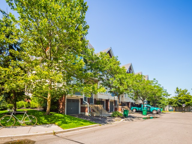 800 Dundas Street West Townhouses photo