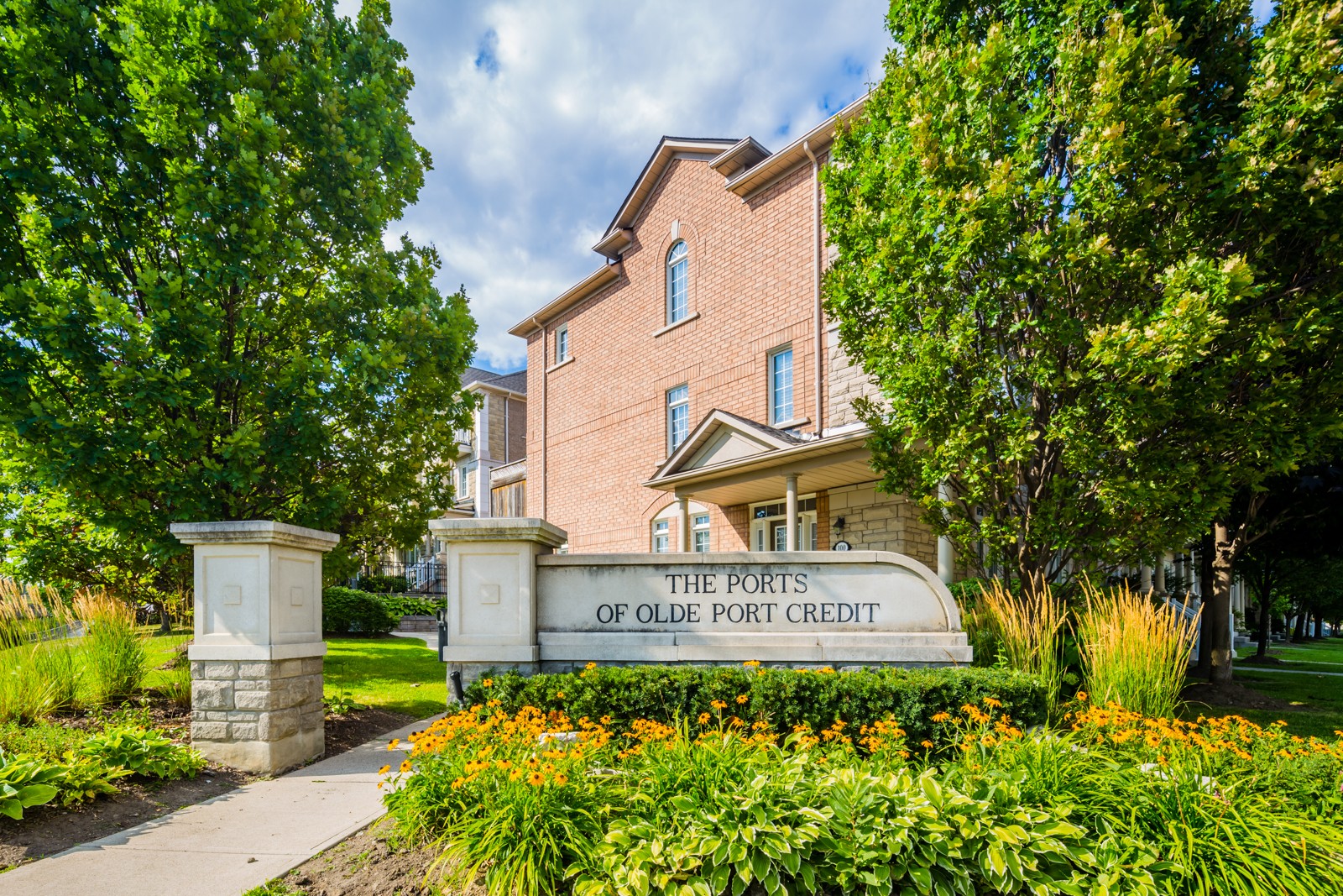 36 Rosewood Avenue Townhouses at 100 Park St E, Mississauga 0