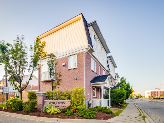 6810 Meadowvale Town Centre Townhouses photo
