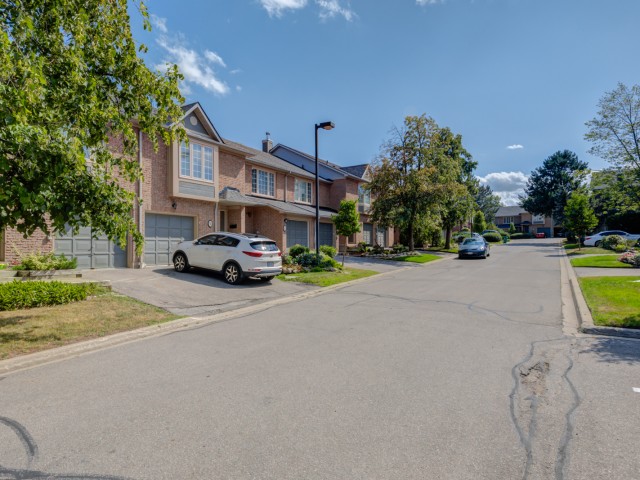 3100 Fifth Line West Townhouses photo