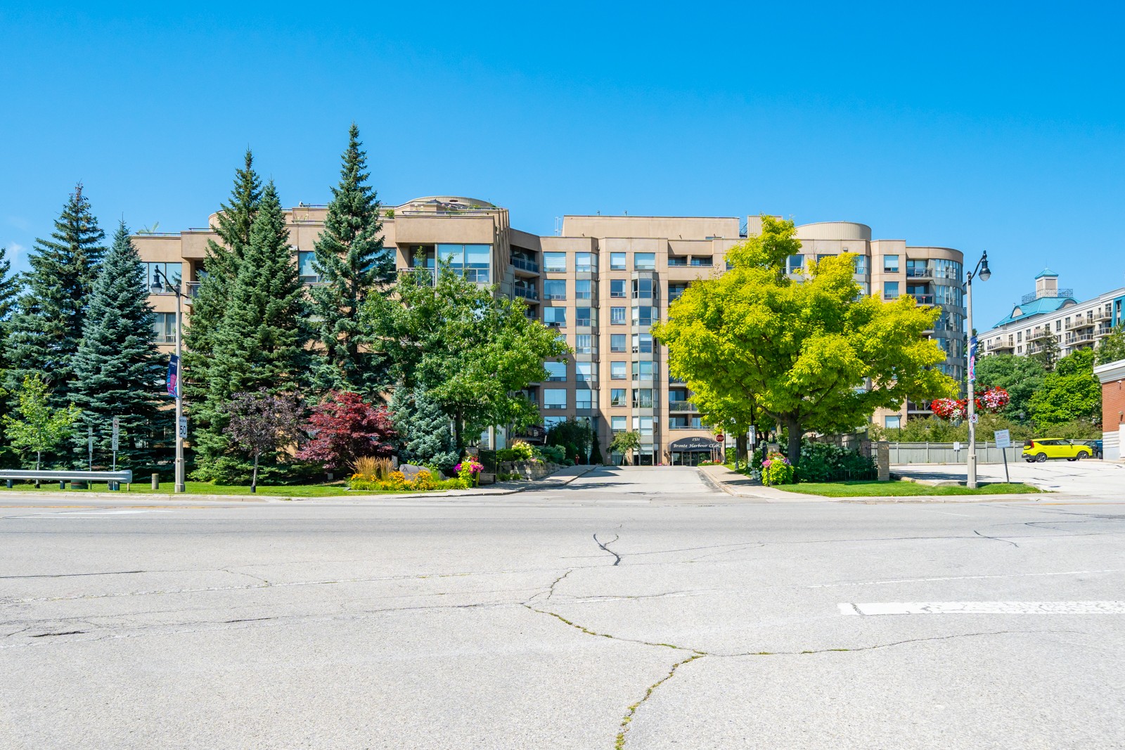 2511 Lakeshore Rd W Townhouses 8 Townhouses for Sale & 3 Townhouses