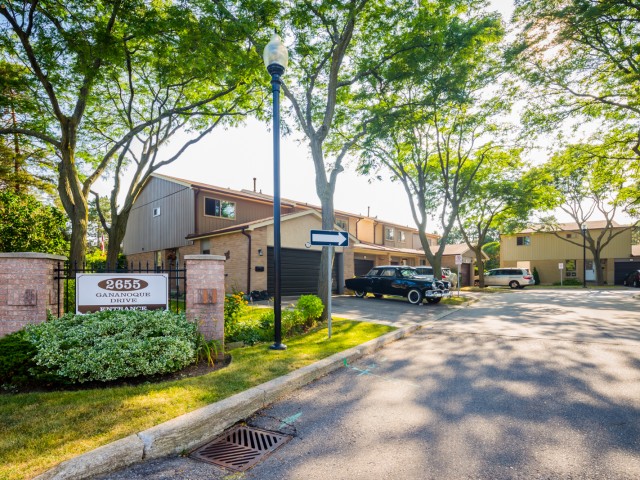 2655 Gananoque Drive Townhouses photo