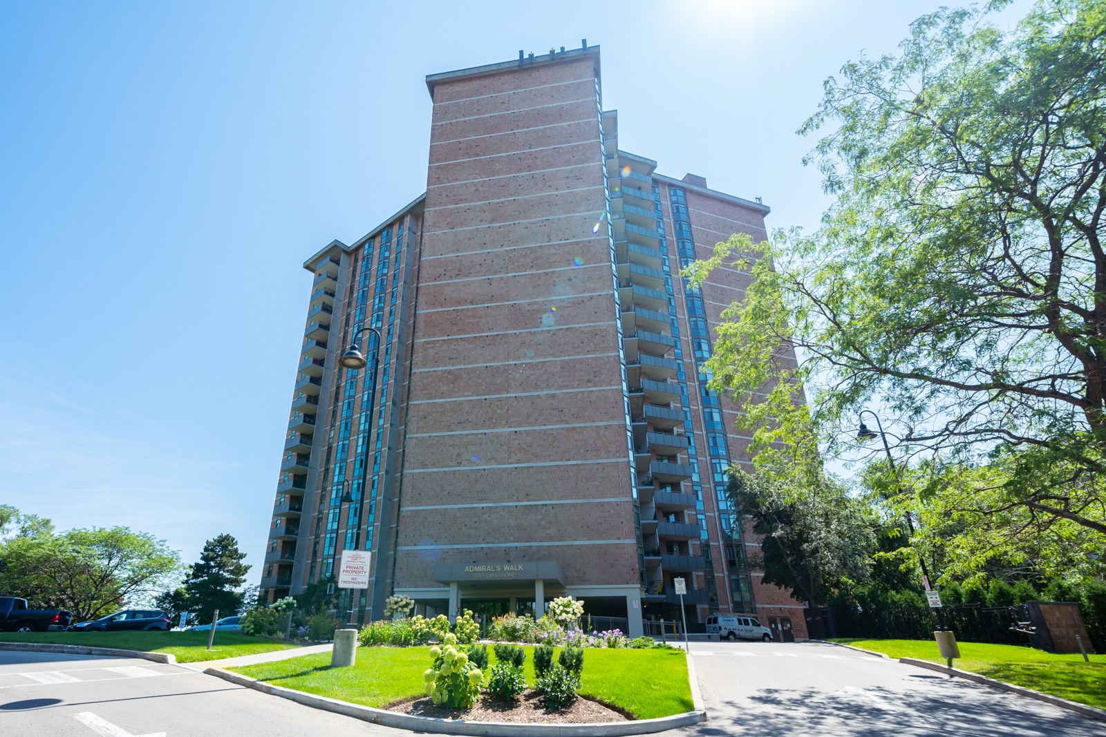 5250 Lakeshore Rd Condos 15 Condos for Sale Condos.ca