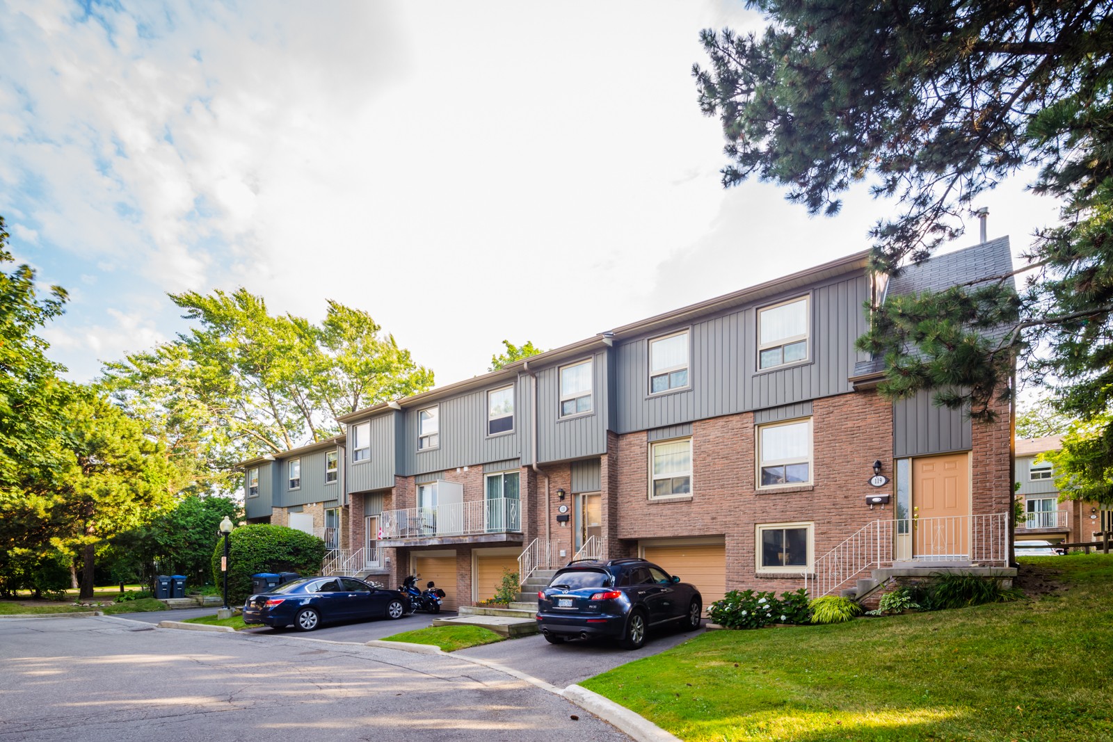 60 Hanson Townhouses at 60 Hanson Rd, Mississauga 1
