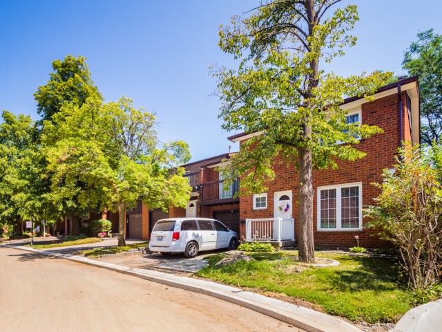 750 Burnhamthorpe Road East Townhouses photo