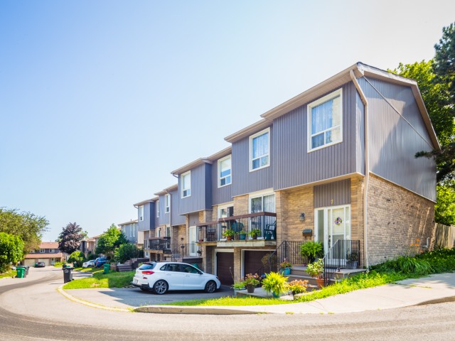 900 Dundas Street West Townhouses photo