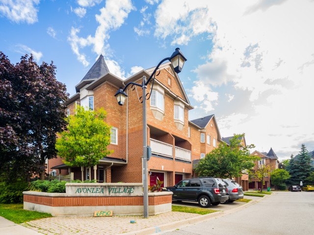 6950 Tenth Line West Townhouses