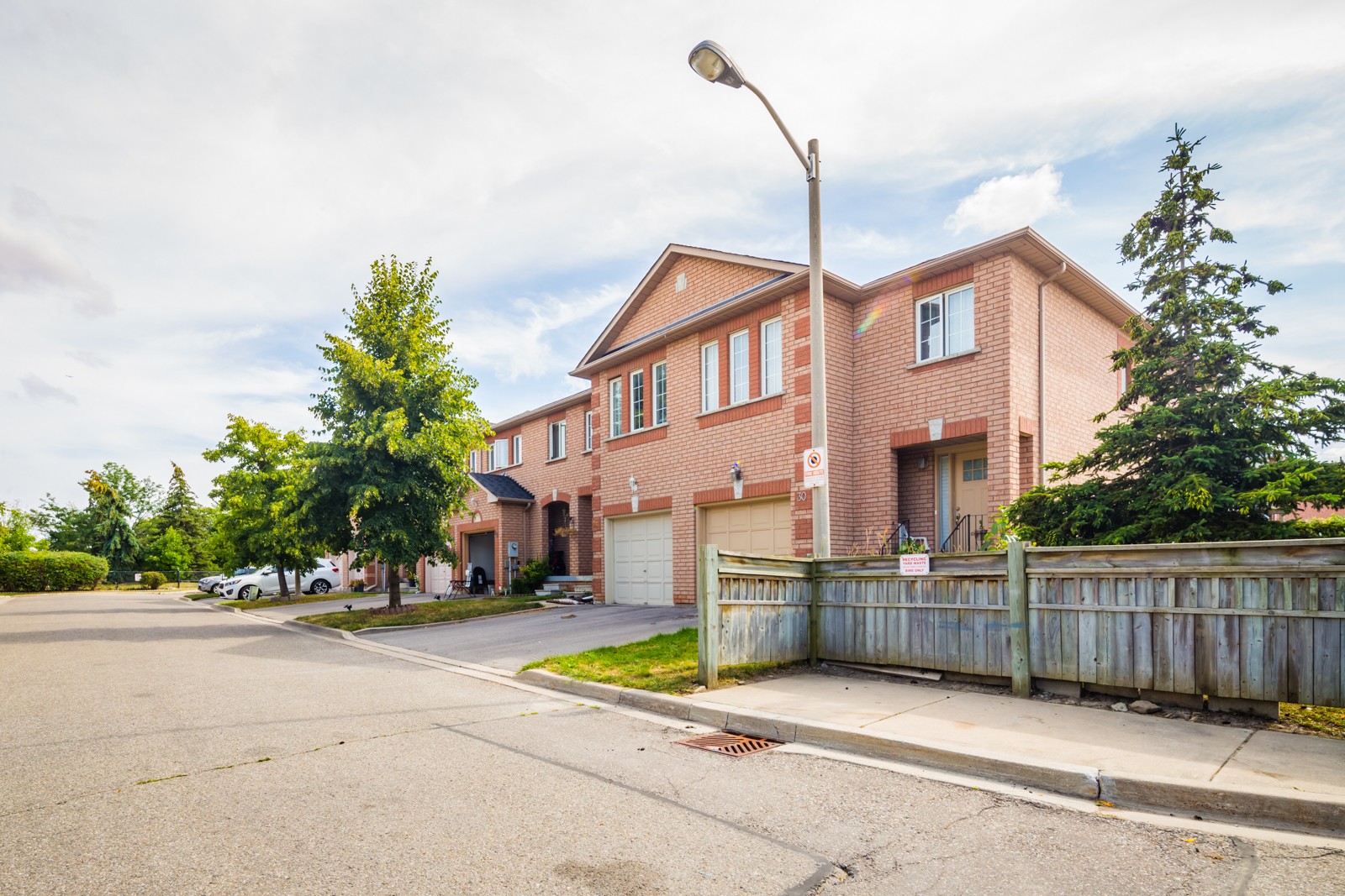 200 Cresthaven Road Townhouses at 200 Cresthaven Rd, Brampton 1