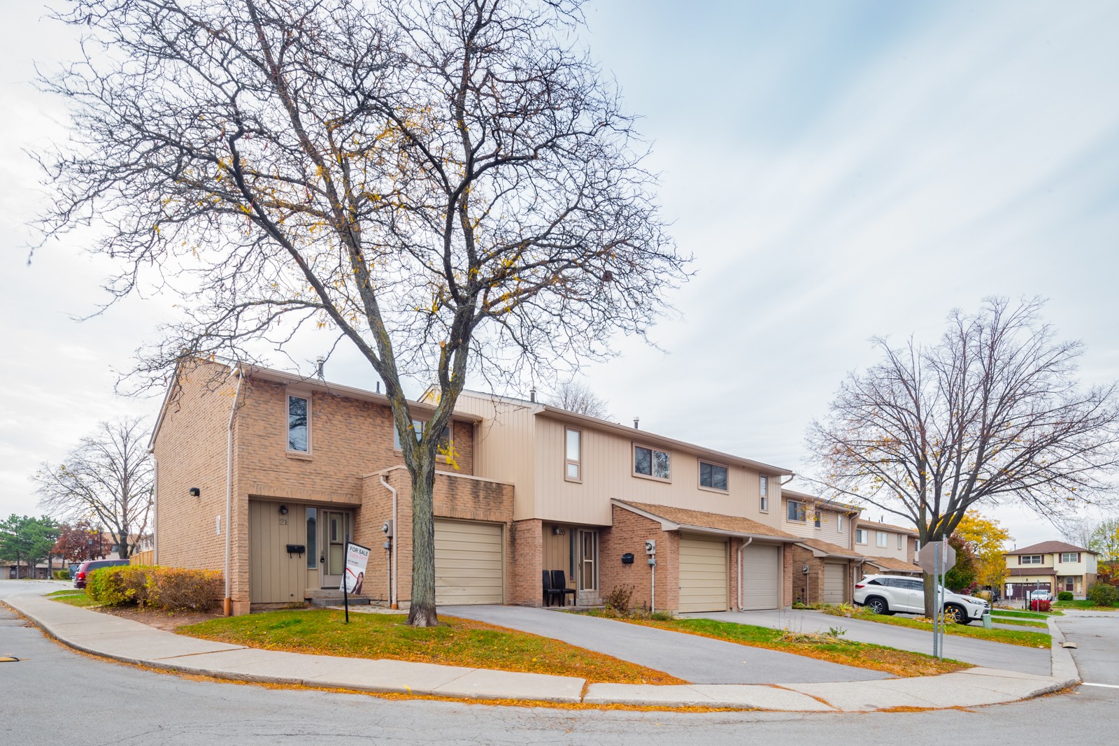 1516 Lancaster Drive Townhouses at 1522 Lancaster Dr, Oakville 1