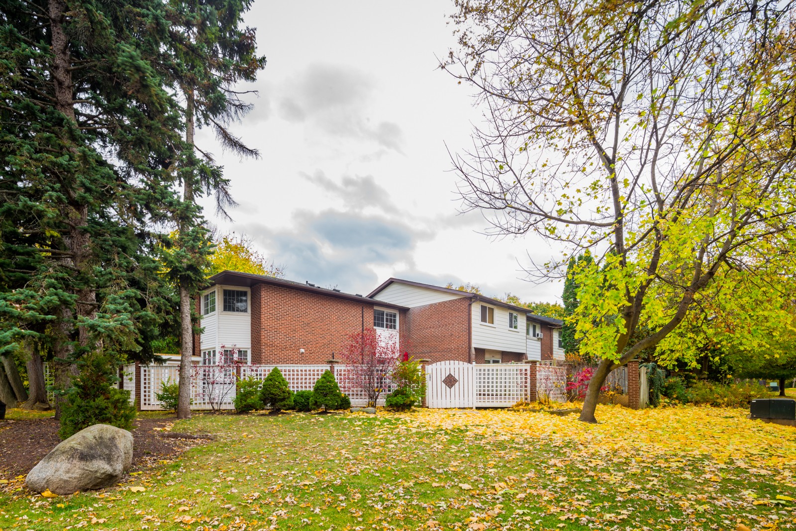 2110 Lakeshore Townhouses at 2108 Lakeshore Rd W, Oakville 1