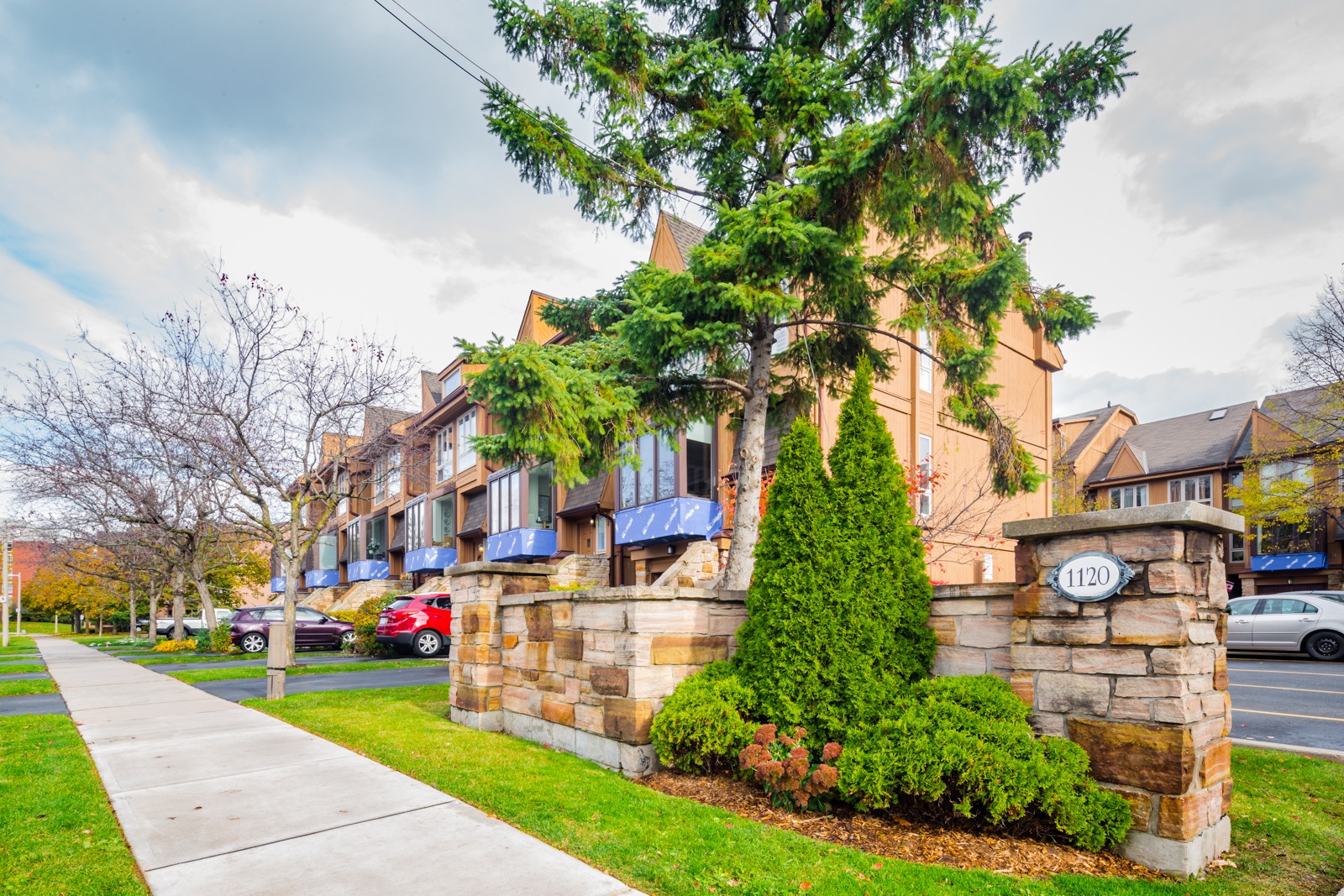 1120 Queens Ave Townhouses at 1120 Queens Ave, Oakville 0