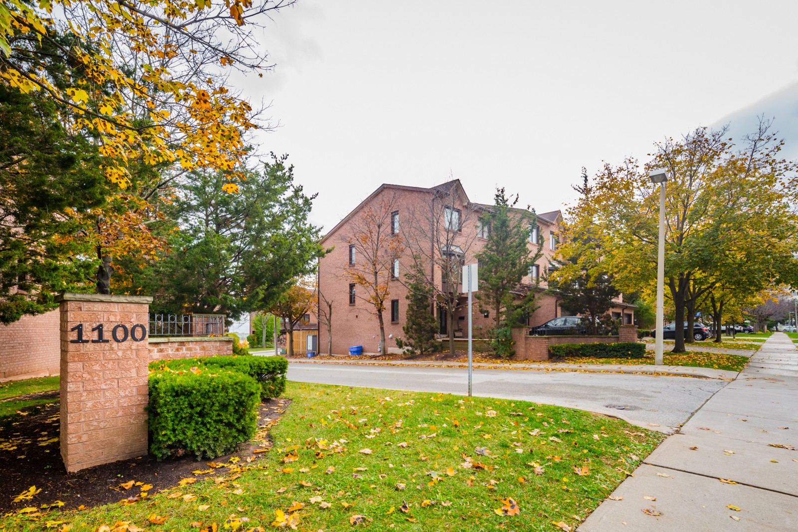 1100 Queens Ave Townhouses at 1100 Queens Ave, Oakville 0