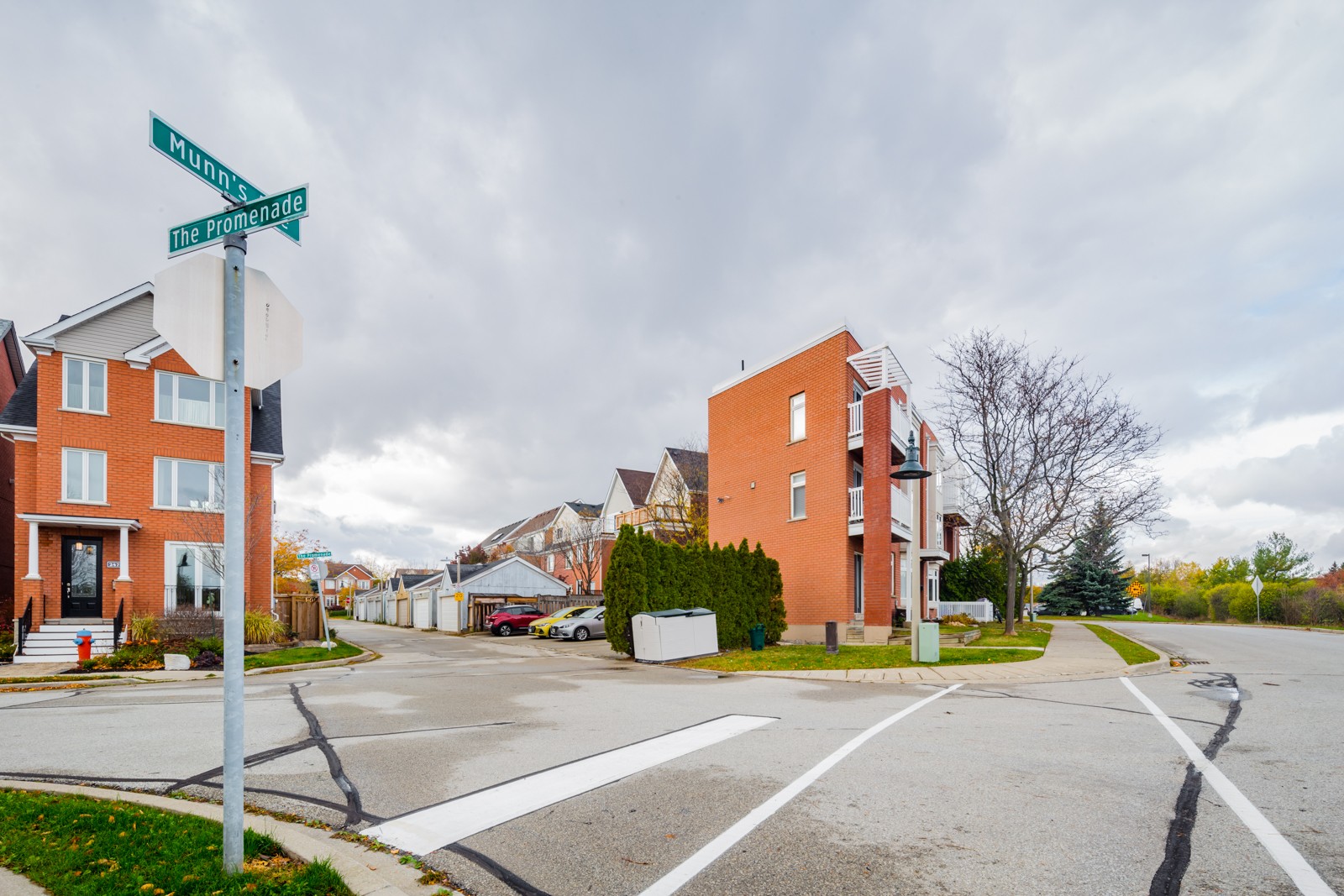 2414 Munn's Townhouses at 2400 Munn's Ave, Oakville 1