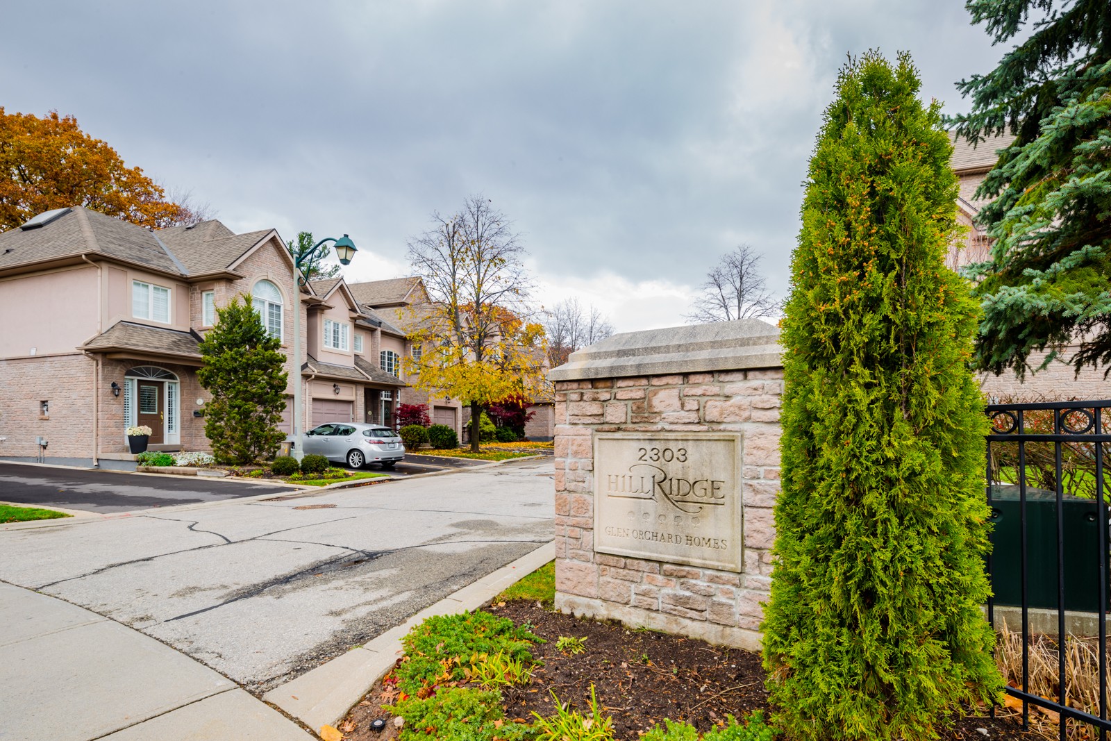 Glen Orchard Homes at 2303 Hill Ridge Crt, Oakville 0